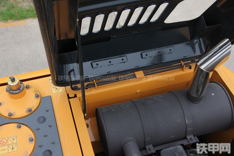 现代R150W-9挖掘机局部