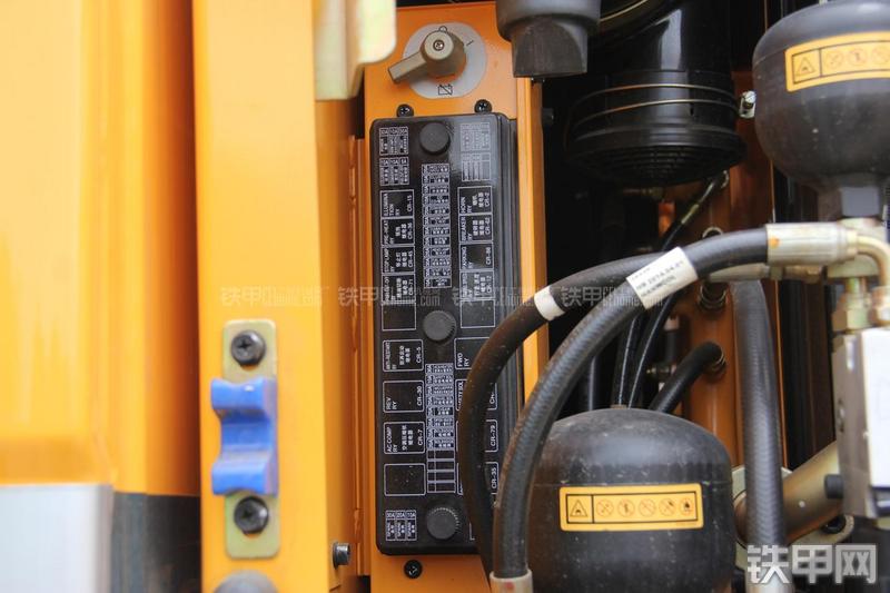 现代R150W-9挖掘机局部