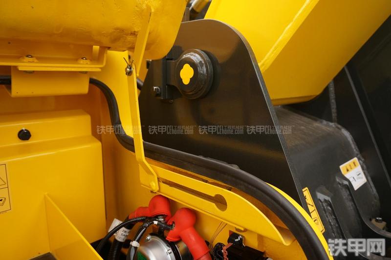 现代R80-7挖掘机局部
