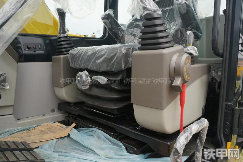 现代R80-7挖掘机局部