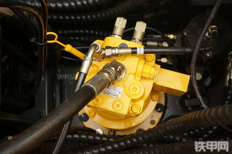 现代R80-7挖掘机局部