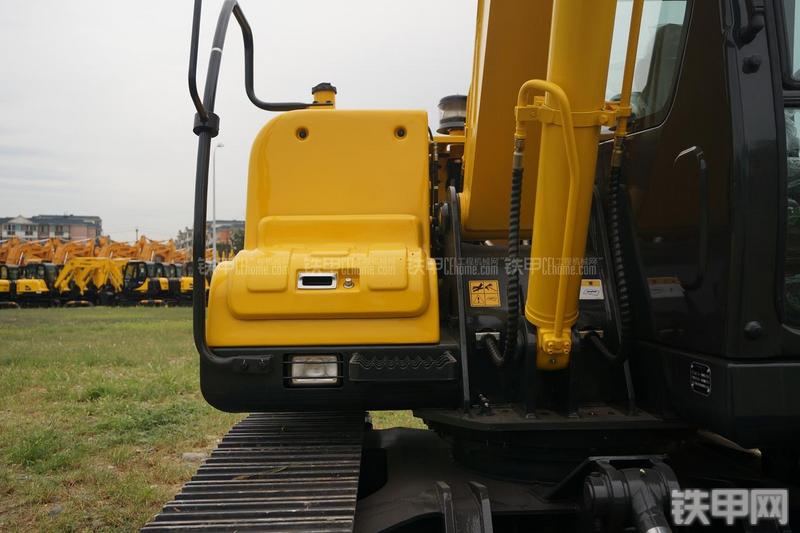 现代R80-7挖掘机局部