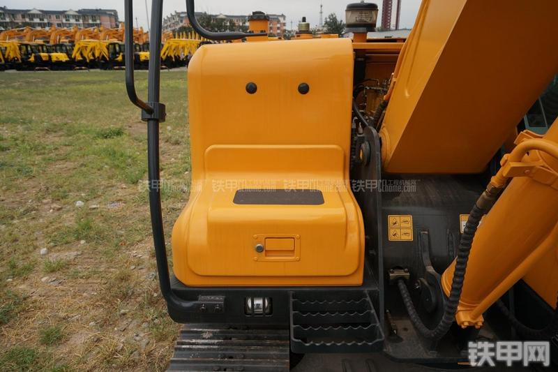 现代R80-9挖掘机局部