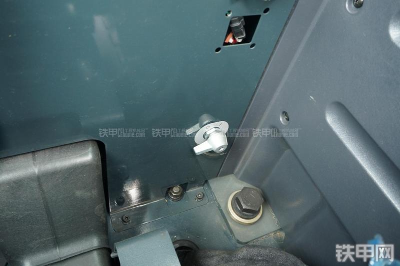 现代R80-9挖掘机局部