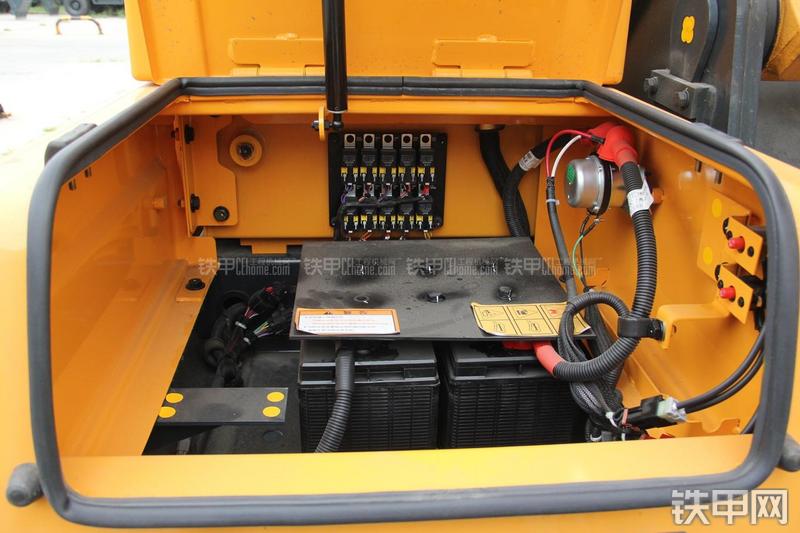 现代R150W-9挖掘机局部