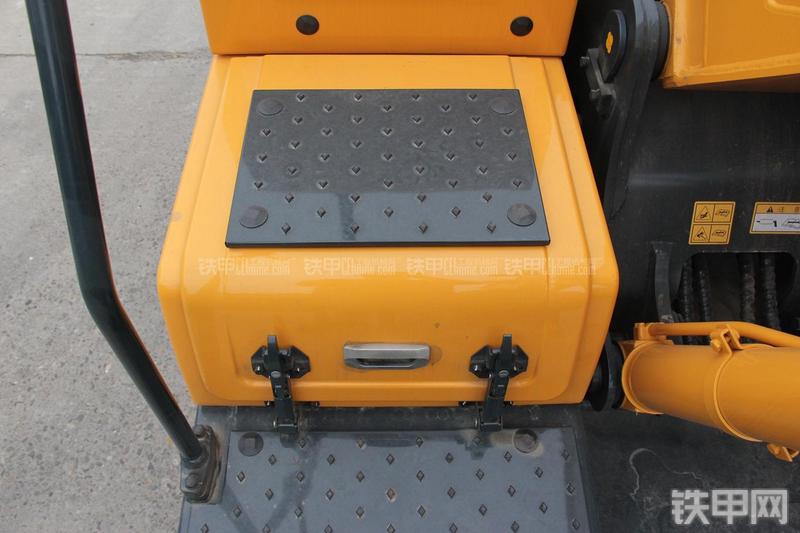 现代R150W-9挖掘机局部