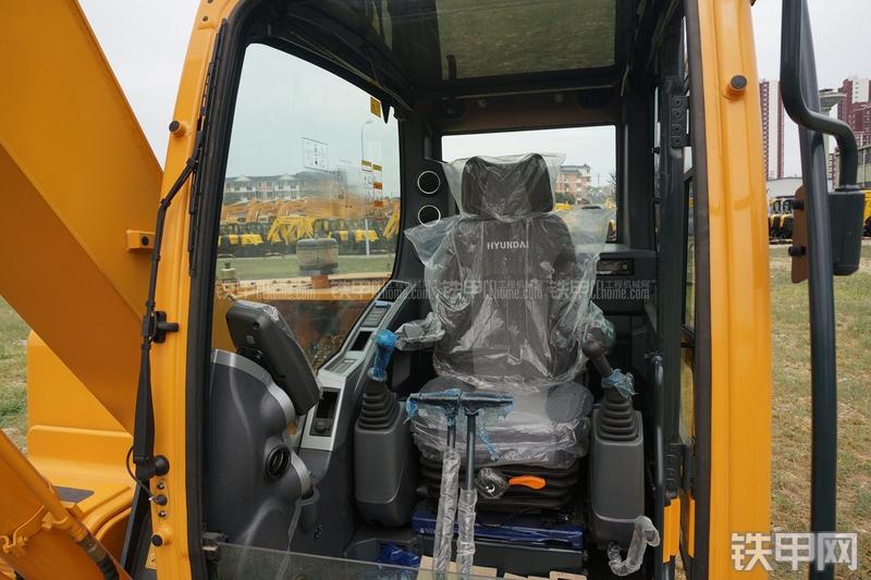 现代R80-9挖掘机局部