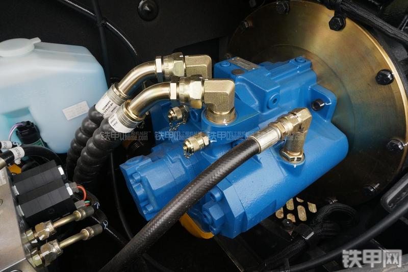 现代R80-7挖掘机局部