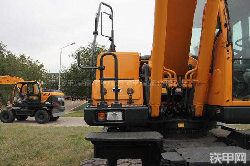 现代R210W-9挖掘机局部