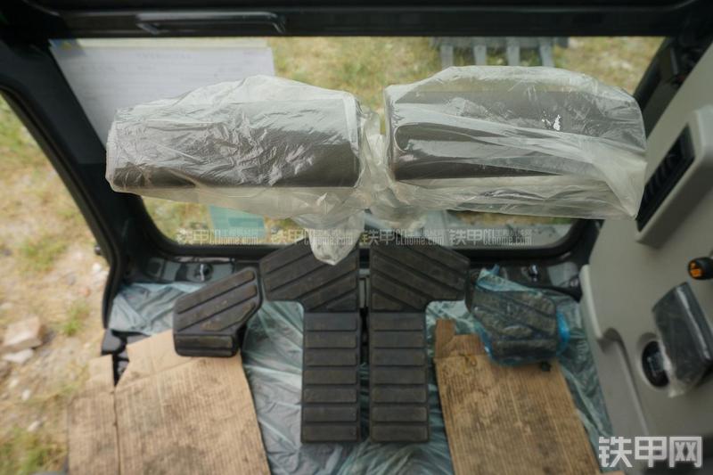 现代R80-7挖掘机局部