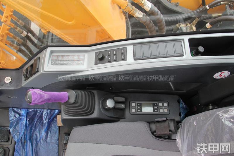 现代R150W-9挖掘机局部