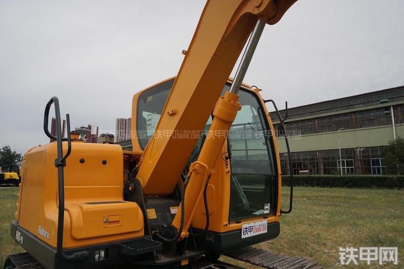 现代R80-9挖掘机局部