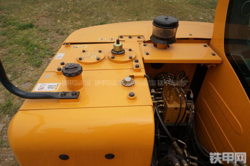 现代R80-9挖掘机局部