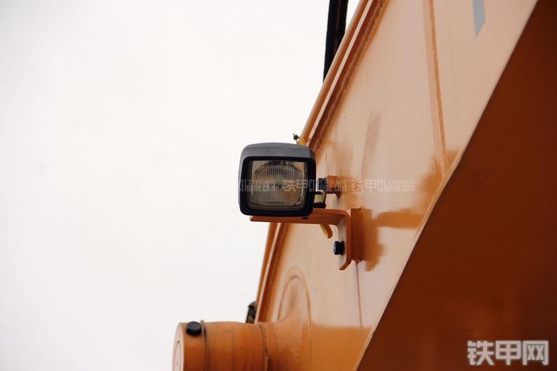 现代R150W-9挖掘机局部