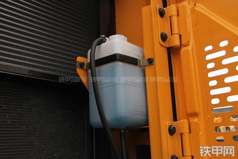 现代R150W-9挖掘机局部