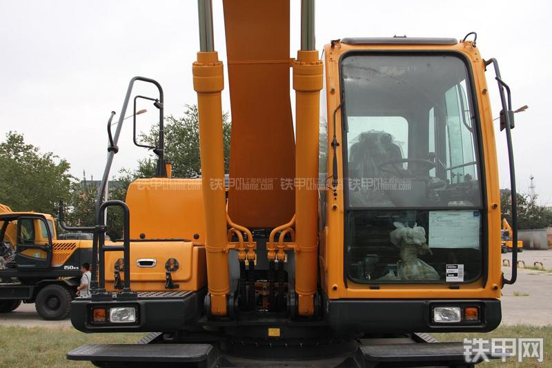 现代R210W-9挖掘机局部