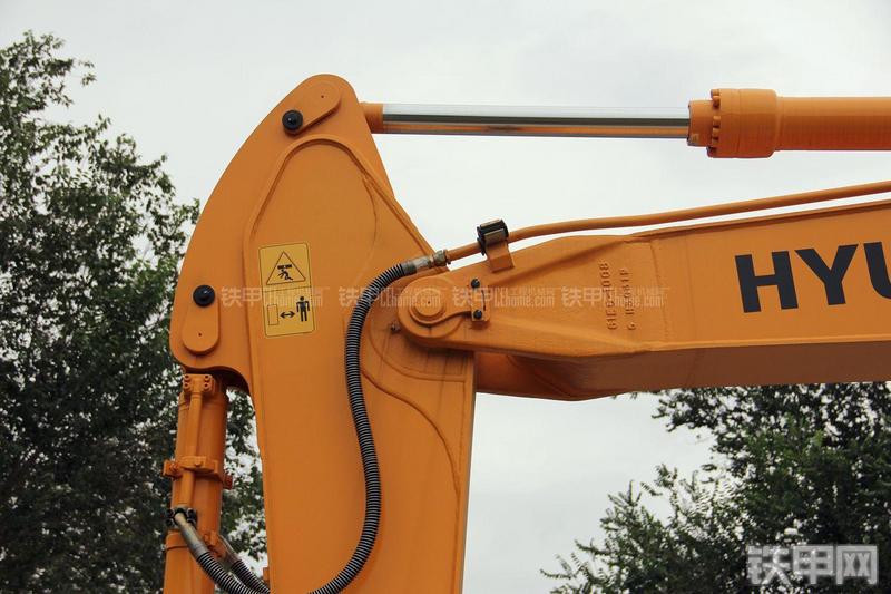 现代R150W-9挖掘机局部