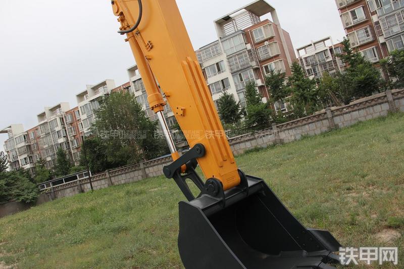 现代R210W-9挖掘机局部