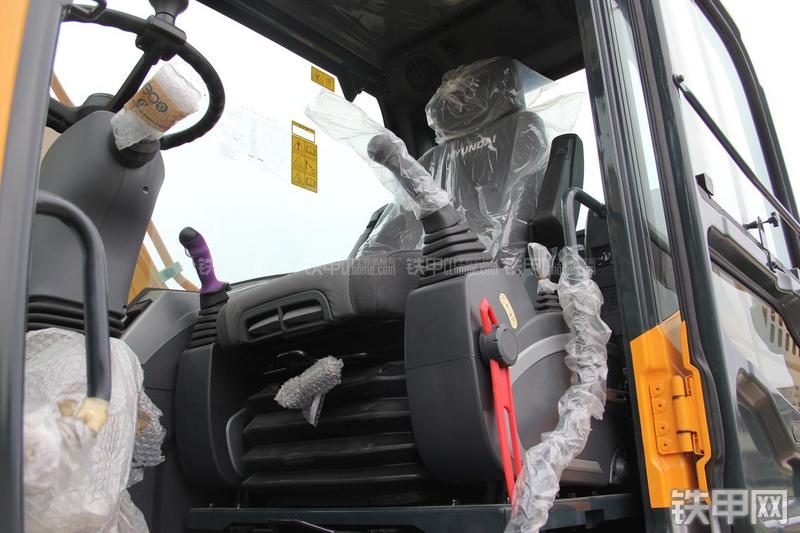 现代R150W-9挖掘机局部