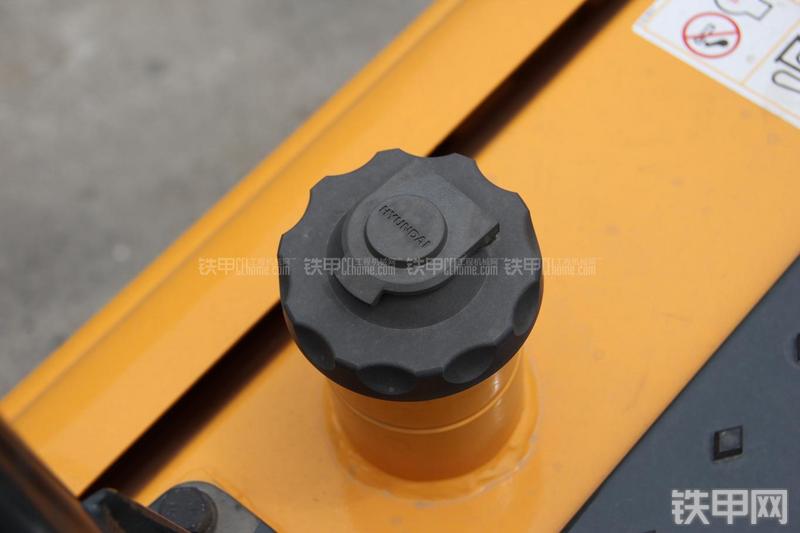 现代R150W-9挖掘机局部