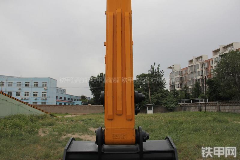 现代R210W-9挖掘机局部