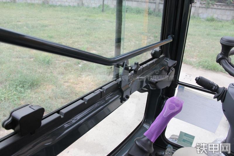 现代R150W-9挖掘机局部