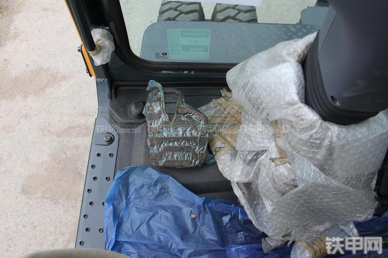 现代R150W-9挖掘机局部