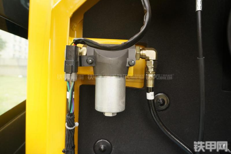 现代R80-7挖掘机局部