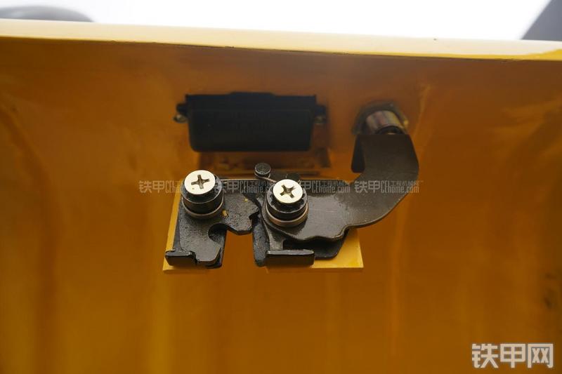 现代R80-7挖掘机局部