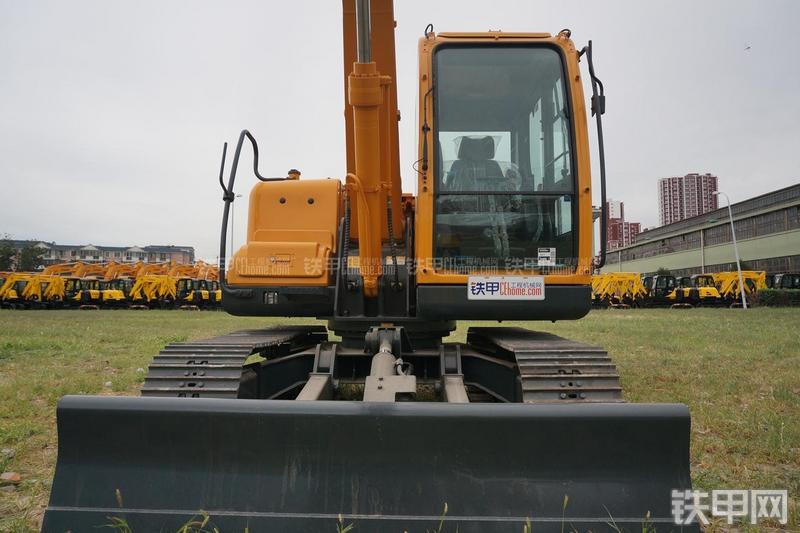 现代R80-9挖掘机局部