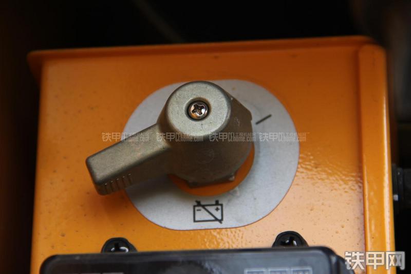 现代R150W-9挖掘机局部