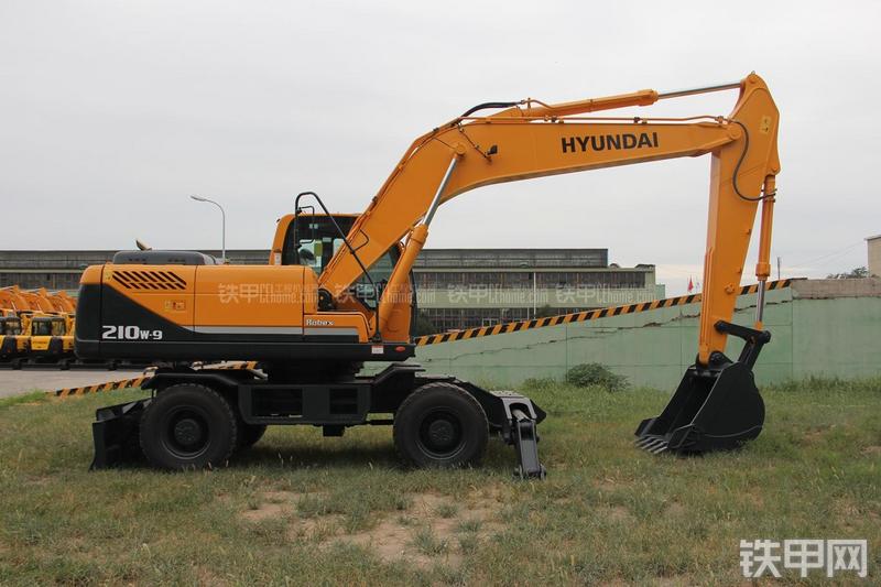 现代R210W-9挖掘机整机外观