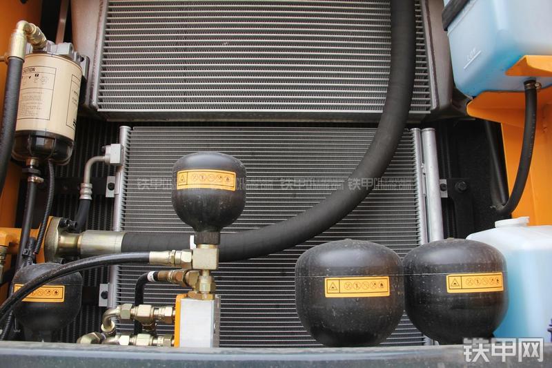 现代R210W-9挖掘机局部