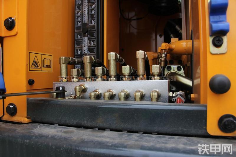 现代R210W-9挖掘机局部