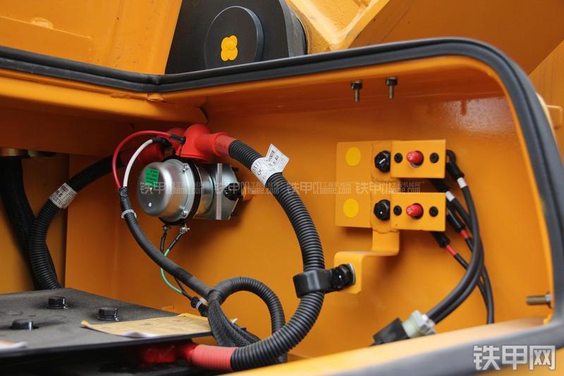 现代R150W-9挖掘机局部