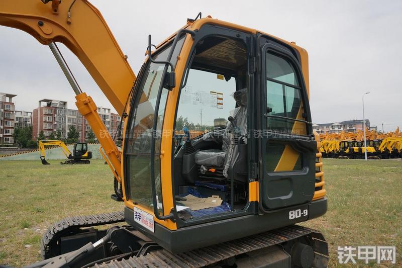 现代R80-9挖掘机局部