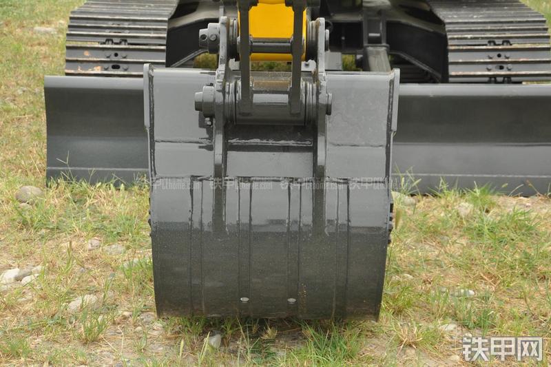 现代R80-7挖掘机局部