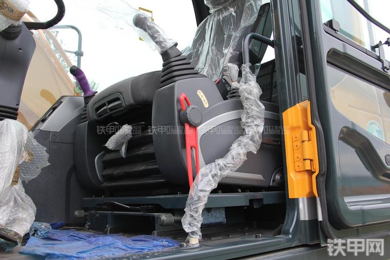 现代R150W-9挖掘机局部