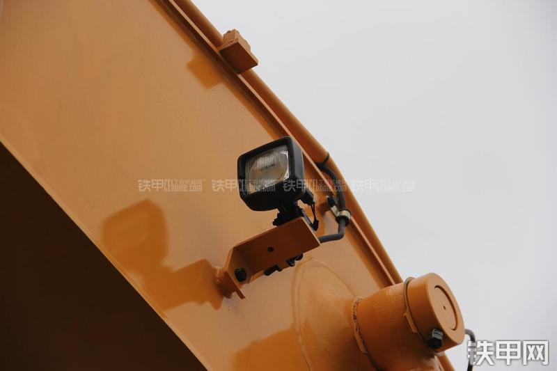 现代R210W-9挖掘机局部