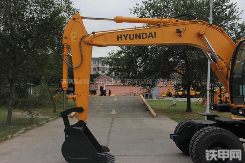 现代R150W-9挖掘机局部