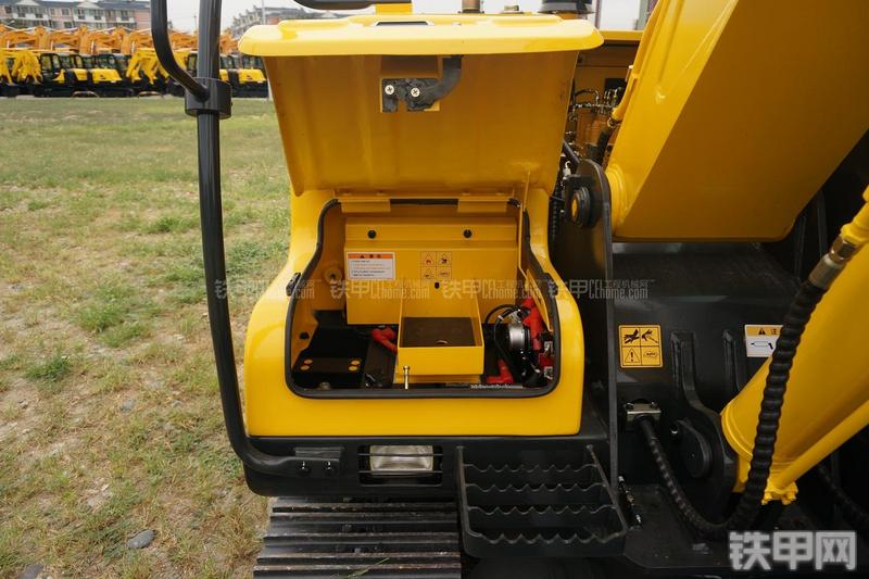 现代R80-7挖掘机局部