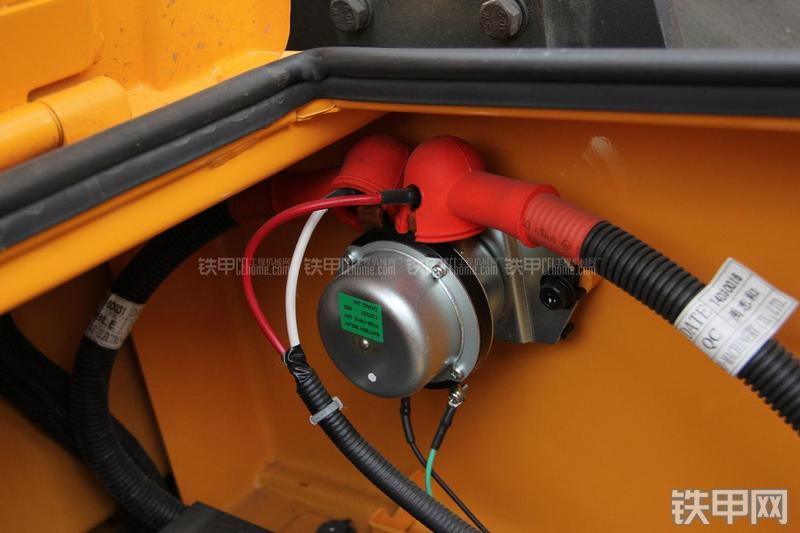 现代R150W-9挖掘机局部