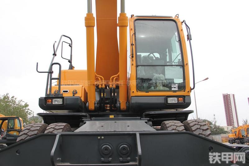 现代R210W-9挖掘机局部