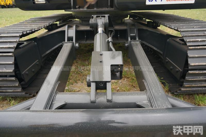 现代R80-7挖掘机局部