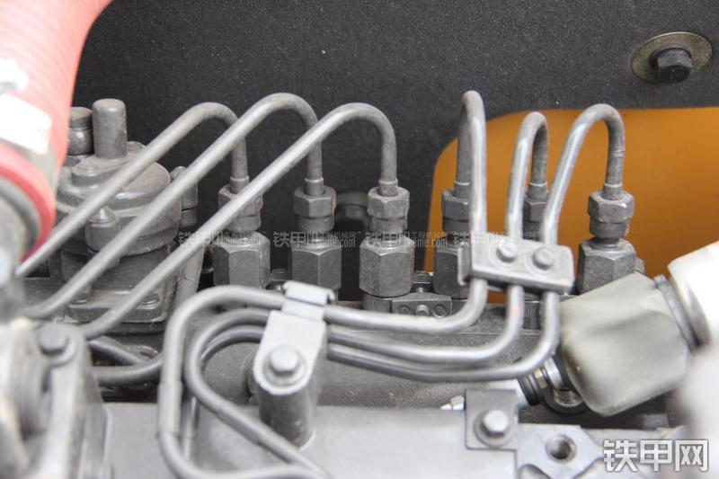 现代R150W-9挖掘机局部