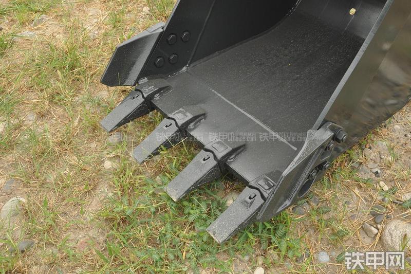 现代R80-7挖掘机局部