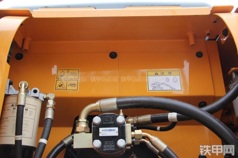 现代R150W-9挖掘机局部