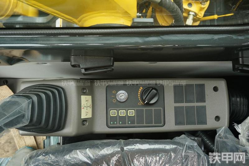 现代R80-7挖掘机局部