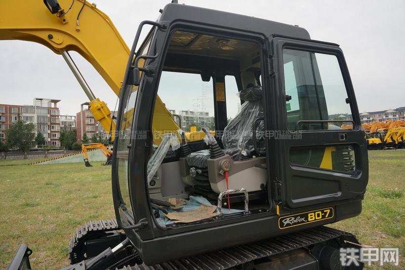 现代R80-7挖掘机局部