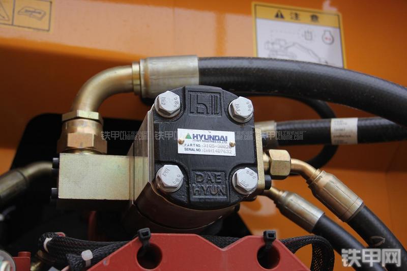 现代R150W-9挖掘机局部